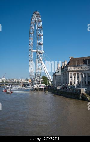 Le London Eye, appelé Millennium Wheel.Une roue d'observation en porte-à-faux sur la rive sud de la Tamise à Londres, en Angleterre, au Royaume-Uni Banque D'Images