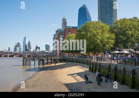 Vue sur Oxo Tower Wharf sur la rive sud de la Tamise.La ville de Londres gratte-ciel bureaux en arrière-plan.Londres, Angleterre, Royaume-Uni Banque D'Images