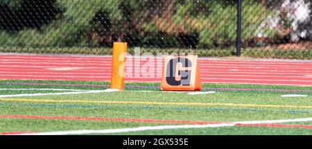 Un pylône orange marque la zone de fin avec un marqueur avec la lettre G sur un terrain de football. Banque D'Images