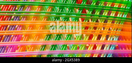 Motif en fil de plastique abstrait coloré. Banque D'Images