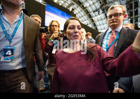 Manchester, Angleterre, Royaume-Uni. 4 octobre 2021. PHOTO : le député de Priti Patel, ministre de l'intérieur du Royaume-Uni, à la conférence du parti conservateur n° CPC21. Crédit : Colin Fisher/Alay Live News Banque D'Images