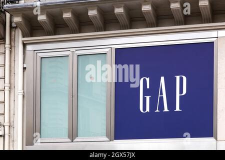 Paris, France - 28 juin 2016 : logo GAP sur un mur. Gap est un détaillant américain de vêtements et d'accessoires dans le monde entier Banque D'Images