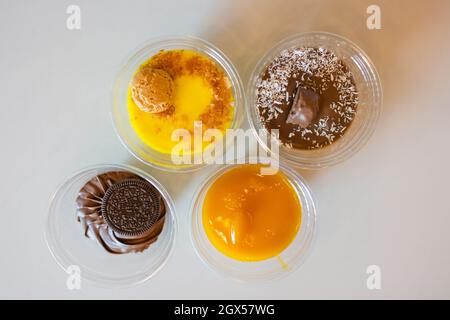 Assortiment de confiseries, différents types de gâteaux et desserts sur la table Banque D'Images