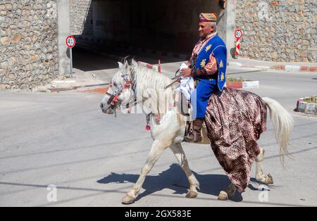 Manisa,Turquie - 04-24-2016:Un danseur zeybek (efe) sur un cheval Banque D'Images