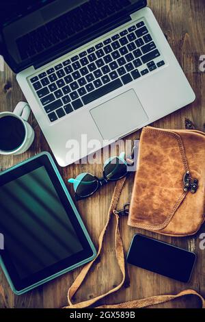 Travailler à domicile. Durée de vie d'un article de bureau. Table d'une femme d'affaires. Lieu de travail avec ordinateur portable, téléphone et café. Accessoires élégants pour femmes. Banque D'Images