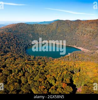 Vue panoramique sur les drones aériens de la saison d'automne sur le lac volcanique de Saint Anne (Santa Ana).Forêt et eau.Harghita, Roumanie, en automne Banque D'Images