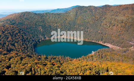 Vue panoramique sur les drones aériens de la saison d'automne sur le lac volcanique de Saint Anne (Santa Ana).Forêt et eau.Harghita, Roumanie, en automne Banque D'Images