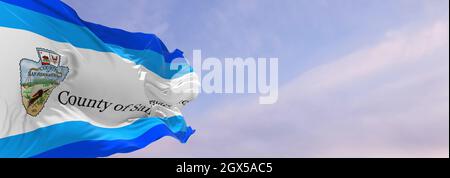 Drapeau du comté de San Bernardino, Californie , États-Unis à ciel nuageux fond sur coucher de soleil, vue panoramique, concept patriotique sur San Bernardino, Californie Banque D'Images