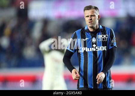 Josip Ilicic d'Atalanta BC regarde pendant la série Un match entre Atalanta BC et AC Milan Banque D'Images