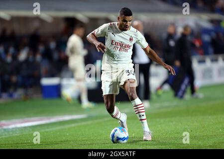 Junior Messias de l'AC Milan contrôle le ballon pendant la série Un match entre Atalanta BC et l'AC Milan Banque D'Images