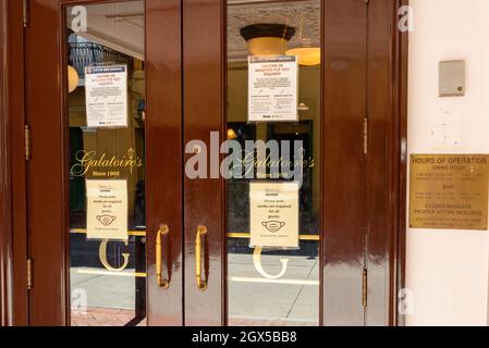 NOUVELLE-ORLÉANS, LA, États-Unis - 25 SEPTEMBRE 2021 : entrée au restaurant Galatoire dans le quartier français Banque D'Images