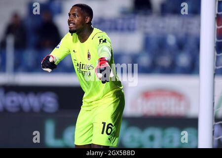 Mike Maignan de l'AC Milan gestes pendant la série Un match entre Atalanta BC et l'AC Milan. Banque D'Images