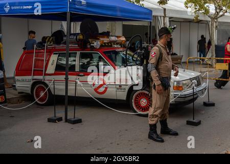 Llucmajor, Espagne; octobre 03 2021: La récréation de la voiture de cinéma Ghosbusters exposée dans la rue. Deuxième édition de la foire de Frikijor dans le Majorc Banque D'Images