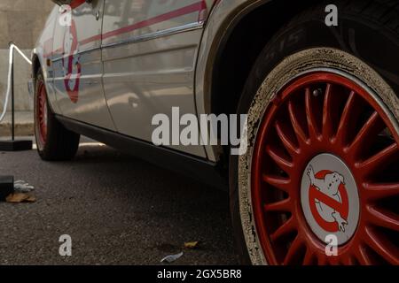 Llucmajor, Espagne; octobre 03 2021: La récréation de la voiture de cinéma Ghosbusters exposée dans la rue. Deuxième édition de la foire de Frikijor dans le Majorc Banque D'Images