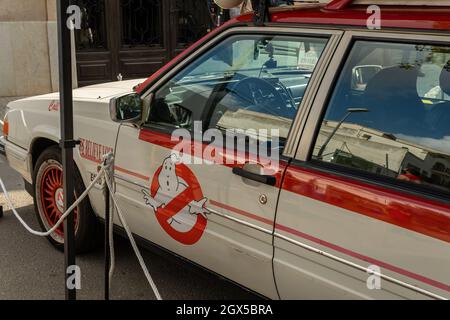 Llucmajor, Espagne; octobre 03 2021: La récréation de la voiture de cinéma Ghosbusters exposée dans la rue. Deuxième édition de la foire de Frikijor dans le Majorc Banque D'Images