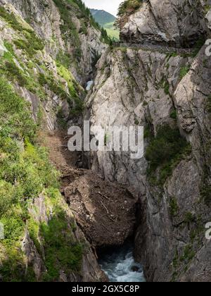 Gorge à l'entrée de la vallée de Dorfer Tal dans les alpes autrichiennes en été par une journée ensoleillée, Osttirol Autriche Banque D'Images