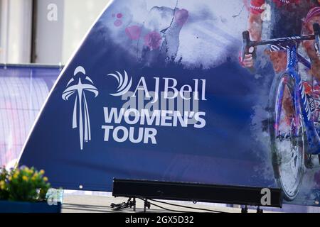 Bicester, Royaume-Uni - octobre 2021 : logo de la tournée AJ Bell Womens. Une course cycliste womes au Royaume-Uni Banque D'Images