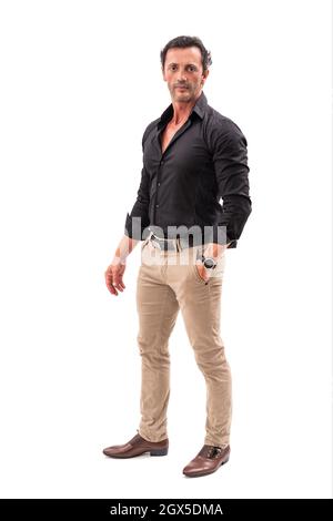 Européen hispanique élégant homme d'âge moyen posant pour la publicité. Sur fond blanc. Banque D'Images