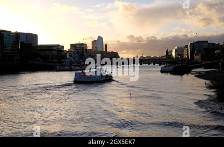 la tamise au pont de la tour, londres, angleterre Banque D'Images