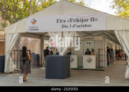 Llucmajor, Espagne; octobre 03 2021: Tente d'entrée à la deuxième édition de la foire Frikijor tenue dans la ville de Llucmajor à Majorque. Texte de la tente W Banque D'Images