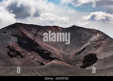 Randonnée autour du bord d'un cratère volcanique haut sur les pentes de l'Etna, Sicile, Italie Banque D'Images