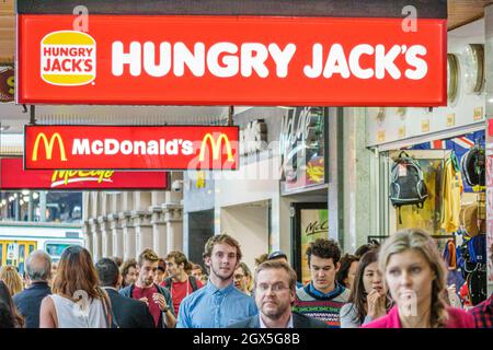 Melbourne Australie, Swanston Street Hungry Jack's, Burger King McDonald's fast food restaurants en compétition hommes femmes Banque D'Images