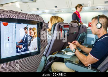 Sydney Australie, aéroport Kingsford-Smith, Qantas Airlines, cabine à bord à l'intérieur du vol intérieur de Brisbane, à condition que les passagers iPad puissent prendre place dans la cabine Banque D'Images