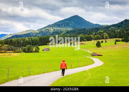 Randonnée le long d'une petite route de gravier près de Schwangau en Bavière, Allemagne Banque D'Images