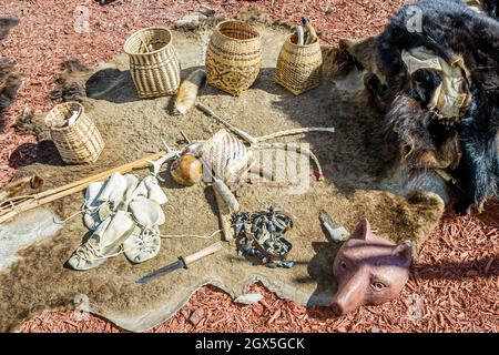 Miami Florida,Everglades,Miccosukee Seminole Tribe Arts Festival,réservation Native American culture Display paniers outils pelts,articles à usage quotidien Banque D'Images