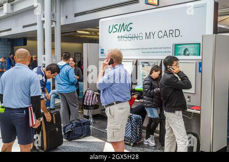 Chicago Illinois,O'Hare International Airport,Gate Travelers,American Express a perdu la carte de crédit de remplacement publicité Banque D'Images