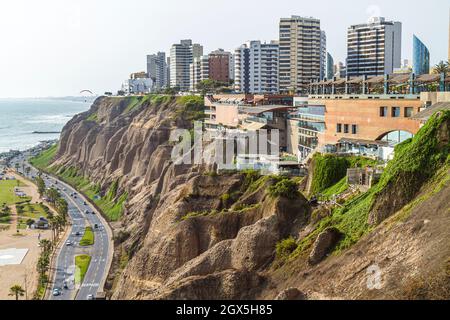 Lima Peru,Miraflores,Malecon de la Reserva,Larcomar,centre commercial,centre Océan Pacifique,Costa Verde Highway,falaise côtière bâtiments ville horizon Banque D'Images