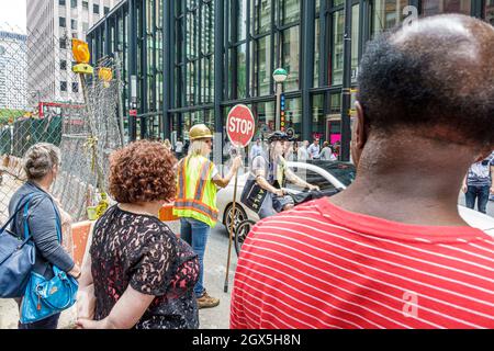 New York City, NY NYC Lower Manhattan, route sous le chantier de construction passage piéton de la barrière de sécurité, le panneau d'arrêt de travail femme femme casque dur gilet de sécurité Banque D'Images