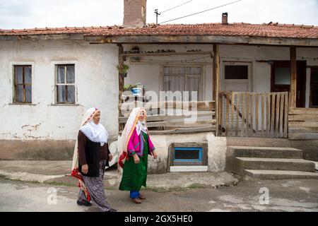 Nallihan,Ankara,Turquie - 05-12-2016: Ancienne maison de village et femmes dans le district de Nallihan Banque D'Images