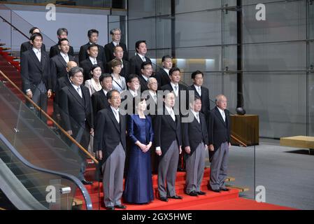 Tokyo, Japon. 4 octobre 2021. Le Premier ministre japonais nouvellement élu Fumio Kishida (C) pose avec les membres de son cabinet à la résidence officielle du Premier ministre à Tokyo, au Japon. (Image de crédit: © POOL via ZUMA Press Wire) Banque D'Images