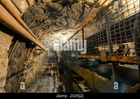 Convoyeur souterrain à bande pour le transport du minerai jusqu'à la surface Banque D'Images