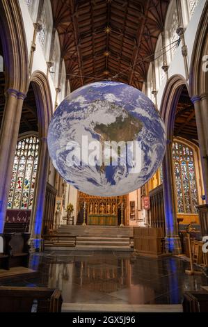 Vue de l'œuvre de Gaia par Luke Jerram de la terre tournant dans l'église Saint-Pierre Mancroft à Norwich Banque D'Images