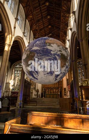 Vue de l'œuvre de Gaia par Luke Jerram de la terre tournant dans l'église Saint-Pierre Mancroft à Norwich Banque D'Images