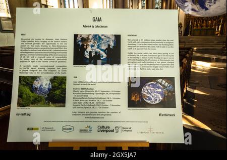 Tableau d'Infomation dans l'église Saint-Pierre Mancroft Norwich décrivant le globe.Artwork de Gaia par Luke Jerram Banque D'Images