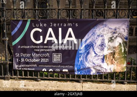 Une bannière de Gaia attachée à l'église Saint-Pierre Mancroft de chemins de fer Norwich concernant l'œuvre de Luke Jerram de la planète Terre globe à l'intérieur. Banque D'Images