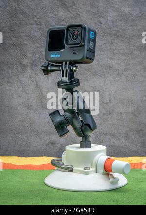 Fort Collins, CO, États-Unis - 3 octobre 2021 : caméra d'action noire et étanche GoPro Hero 10 sur un support RAM articulé populaire et une ventouse de SeaSucker Banque D'Images
