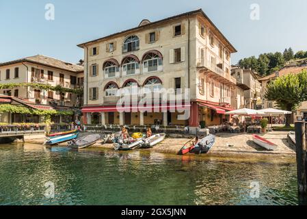 Orta San Giulio, Novara, Piémont, Italie - 28 août 2018: Vue sur l'hôtel historique sur la rive du lac Orta dans le centre historique de San Giulio O Banque D'Images