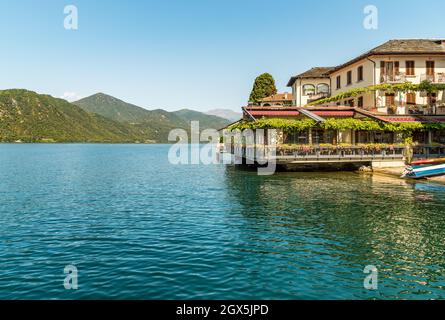 Paysage du lac Orta avec bâtiment historique sur la rive du lac Orta, Piémont, Italie Banque D'Images