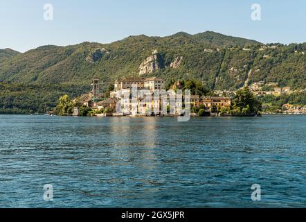 Paysage du lac Orta avec l'île de San Giulio dans une chaude journée d'été, Piémont, Italie Banque D'Images