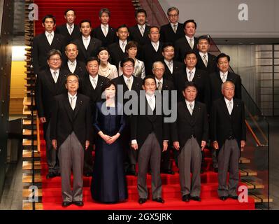 Tokyo, Tokyo, Japon. 4 octobre 2021. Le Premier ministre nouvellement élu, Fumio Kishida, pose avec les membres de son cabinet lors d'une séance photo à la résidence officielle du Premier ministre à Tokyo, au Japon. (Image de crédit: © POOL via ZUMA Press Wire) Banque D'Images