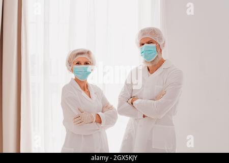 les médecins avec masque et protecteur du visage sont prêts à travailler à l'hôpital Banque D'Images