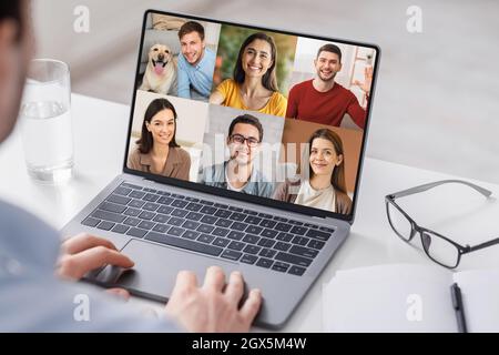 Un homme d'affaires millénaire méconnu regarde l'écran d'un ordinateur portable, double exposition avec une prise de vue de jeunes gens divers Banque D'Images