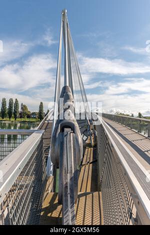 Passerelle de deux rives, passerelle pour piétons et cyclistes sur le Rhin entre Kehl et Strasbourg. Le pont symbolise la paix en Europe. Banque D'Images