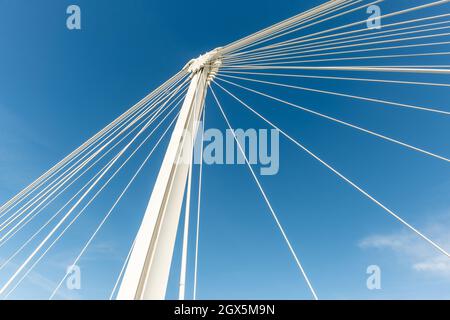 Passerelle de deux rives, passerelle pour piétons et cyclistes sur le Rhin entre Kehl et Strasbourg. Le pont symbolise la paix en Europe. Banque D'Images