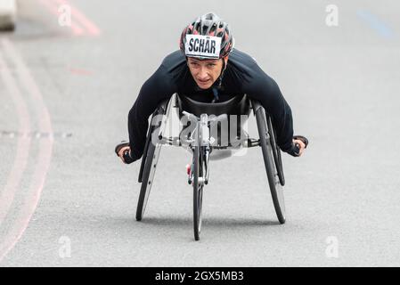 Manuela Schar dans la course en fauteuil roulant du marathon de Londres Virgin Money 2021, à Tower Hill, Londres, Royaume-Uni.Athlète féminine en fauteuil roulant Banque D'Images