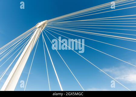 Passerelle de deux rives, passerelle pour piétons et cyclistes sur le Rhin entre Kehl et Strasbourg. Le pont symbolise la paix en Europe. Banque D'Images